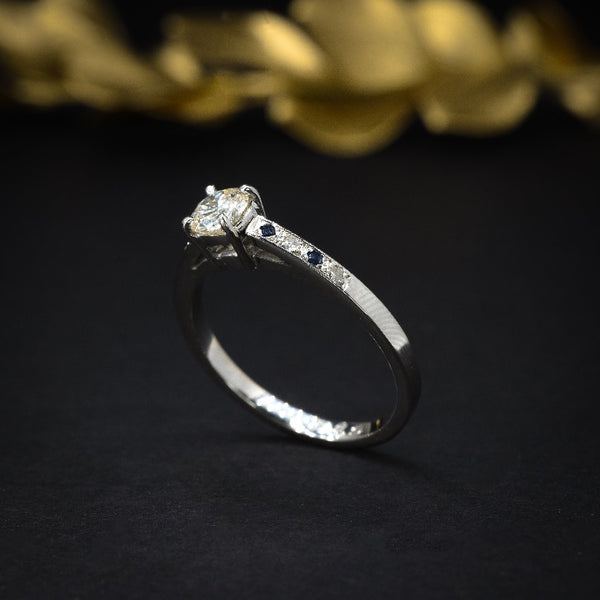 Anillo de compromiso con diamante natural central de .50ct con certificación GIA, 4 zafiros naturales y 4 diamantes naturales elaborado en oro de 14 kilates