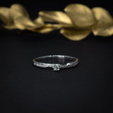 Anillo de compromiso con diamante natural de .05ct y 10 diamantes laterales elaborado en oro blanco de 14 kilates