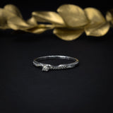 Anillo de compromiso con diamante natural de .05ct y 10 diamantes laterales elaborado en oro blanco de 14 kilates