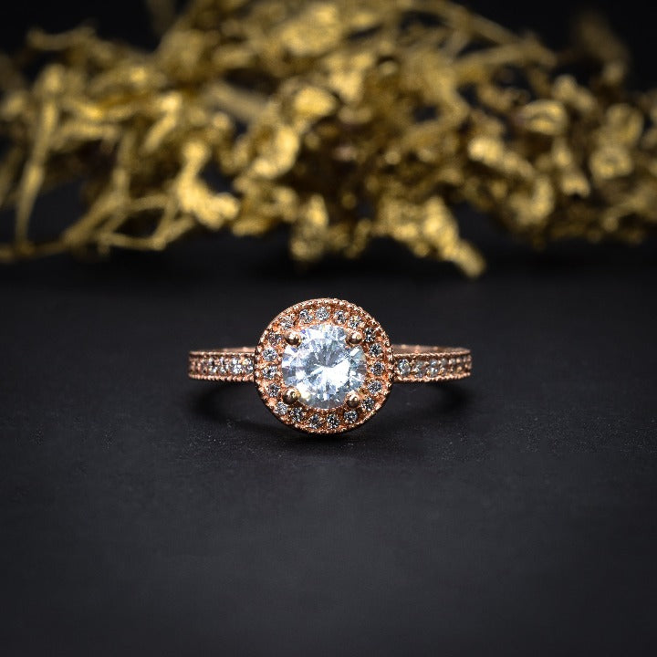 Anillo de compromiso con diamante natural central de .70ct con certificación GIA y 55 diamantes naturales laterales elaborado en oro rosa de 14 kilates