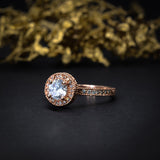 Anillo de compromiso con diamante natural central de .70ct con certificación GIA y 55 diamantes naturales laterales elaborado en oro rosa de 18 kilates