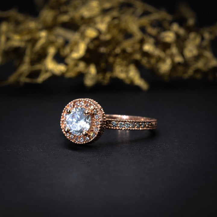 Anillo de compromiso con diamante natural central de .70ct con certificación GIA y 55 diamantes naturales laterales elaborado en oro rosa de 18 kilates