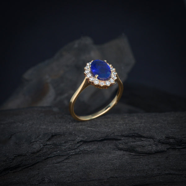Anillo de compromiso con zafiro natural y 16 diamantes laterales elaborado en oro amarillo de 14 kilates