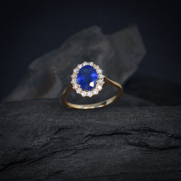 Anillo de compromiso con zafiro natural y 16 diamantes laterales elaborado en oro amarillo de 14 kilates