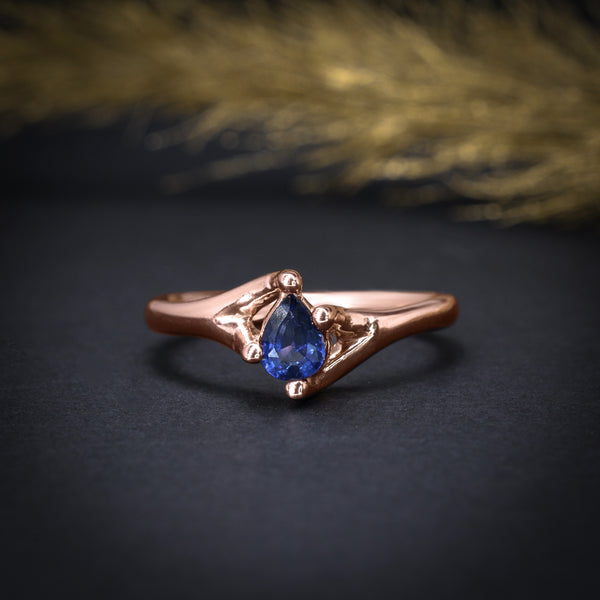Anillo de compromiso con zafiro natural elaborado en oro rosa de 14 kilates