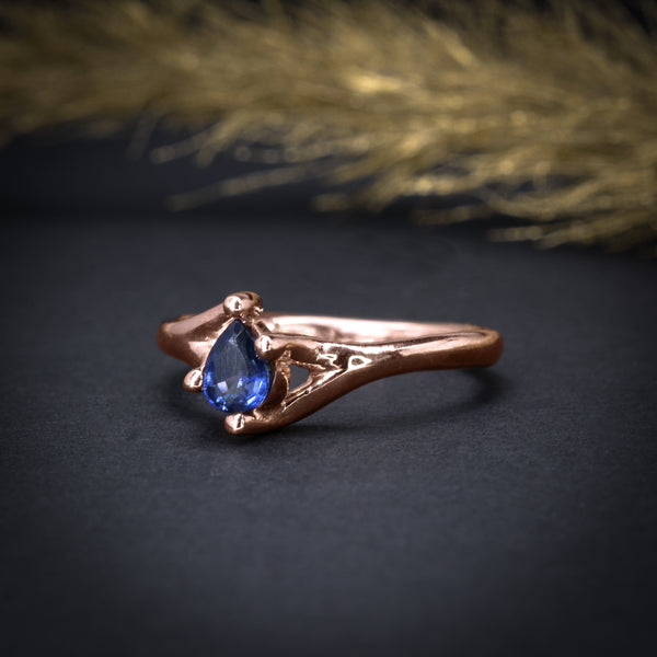Anillo de compromiso con zafiro natural elaborado en oro rosa de 14 kilates