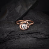 Anillo de compromiso con moissanita de .50ct con certificado GRA elaborado en oro rosa de 14 kilates