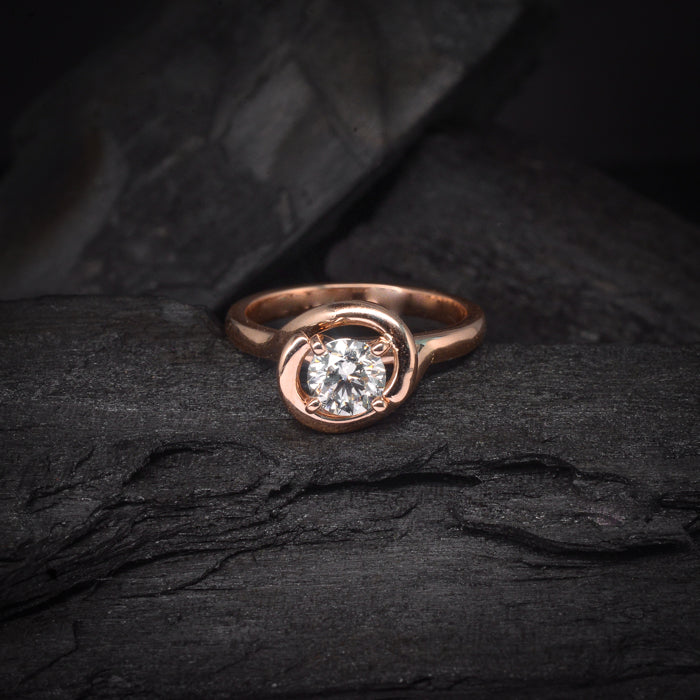 Anillo de compromiso con moissanita de .50ct con certificado GRA elaborado en oro rosa de 14 kilates