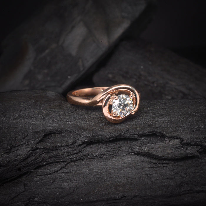 Anillo de compromiso con moissanita de .50ct con certificado GRA elaborado en oro rosa de 14 kilates