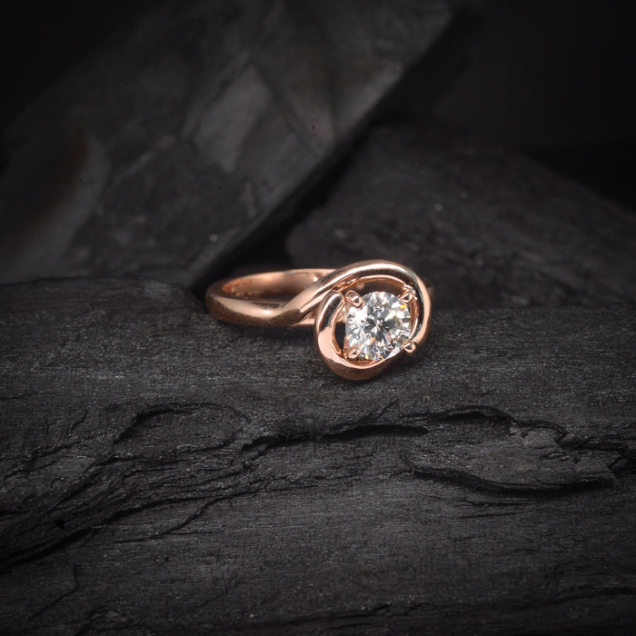 Anillo de compromiso con diamante natural central de .50ct con certificación GIA elaborado en oro rosa de 18 kilates