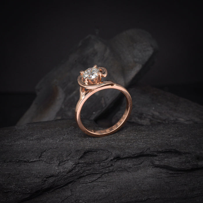 Anillo de compromiso con moissanita de .50ct con certificado GRA elaborado en oro rosa de 14 kilates