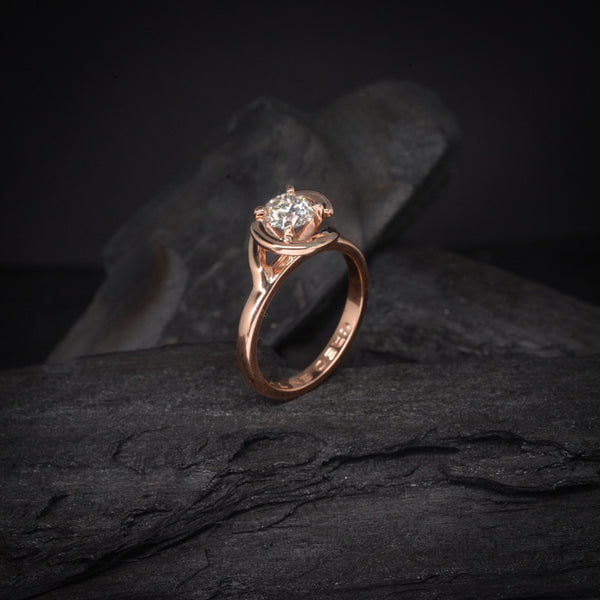 Anillo de compromiso con moissanita de .50ct con certificado GRA elaborado en oro rosa de 14 kilates