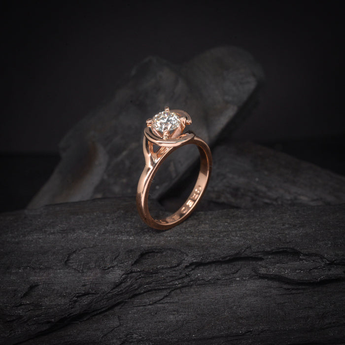 Anillo de compromiso con moissanita de .50ct con certificado GRA elaborado en oro rosa de 14 kilates