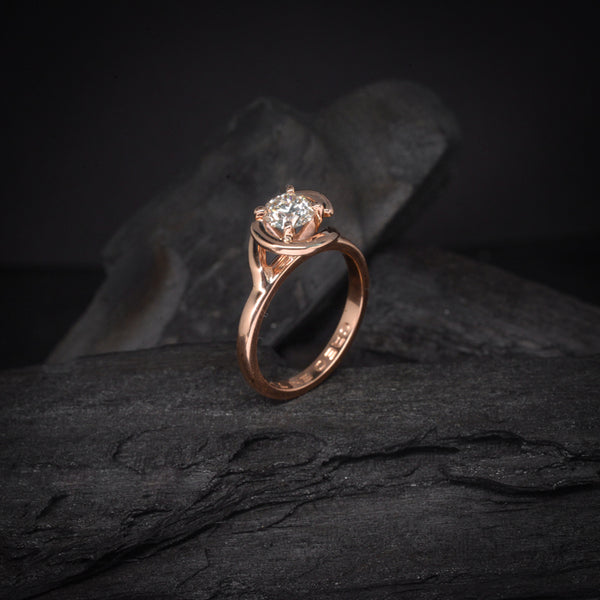 Anillo de compromiso con diamante natural central de .50ct con certificación GIA elaborado en oro rosa de 14 kilates