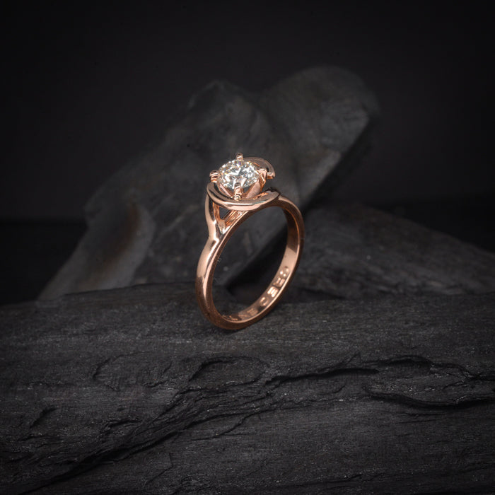 Anillo de compromiso con diamante natural de .50ct con certificación GIA elaborado en oro rosa de 14 kilates