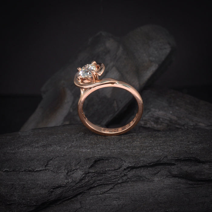 Anillo de compromiso con moissanita de .50ct con certificado GRA elaborado en oro rosa de 14 kilates