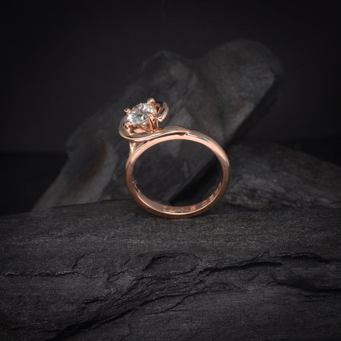 Anillo de compromiso con diamante natural central de .50ct con certificación GIA elaborado en oro rosa de 18 kilates