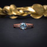 Anillo de compromiso con topacio natural y 10 diamantes laterales en oro rosa de 14 kilates
