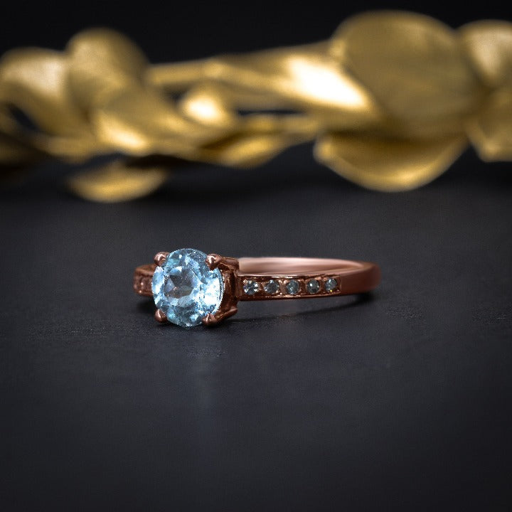 Anillo de compromiso con topacio natural y 10 diamantes laterales en oro rosa de 14 kilates