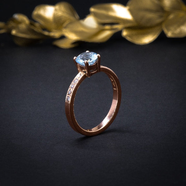 Anillo de compromiso con topacio natural y 10 diamantes laterales en oro rosa de 14 kilates