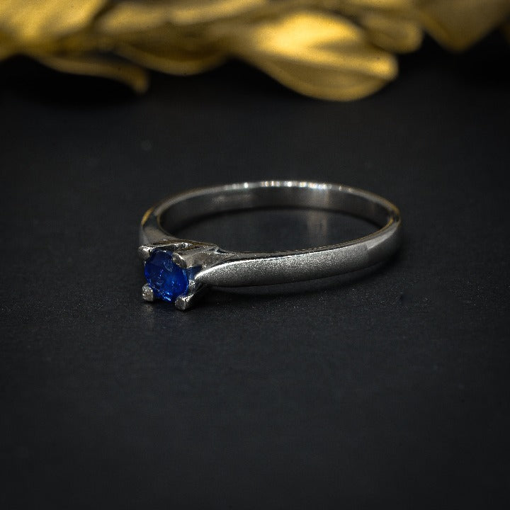 Anillo de compromiso con zafiro natural elaborado en oro blanco de 14 kilates