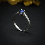 Anillo de compromiso con zafiro natural elaborado en oro blanco de 14 kilates