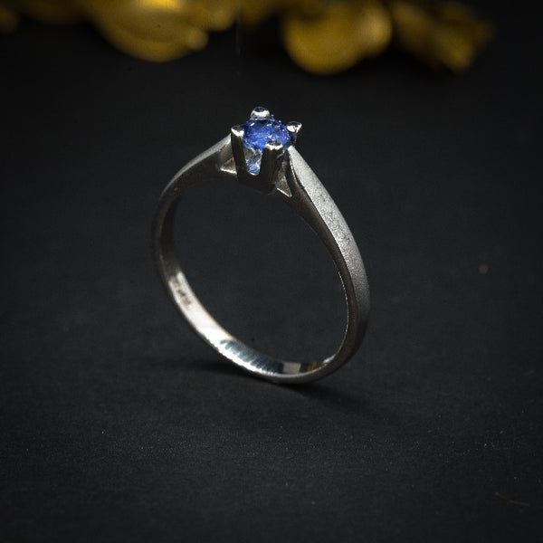 Anillo de compromiso con zafiro natural elaborado en oro blanco de 14 kilates