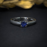 Anillo de compromiso con zafiro natural elaborado en oro blanco de 14 kilates