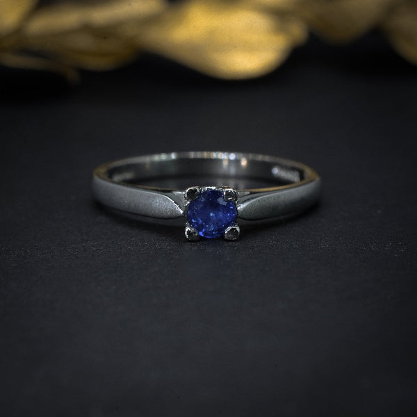 Anillo de compromiso con zafiro natural elaborado en oro blanco de 14 kilates