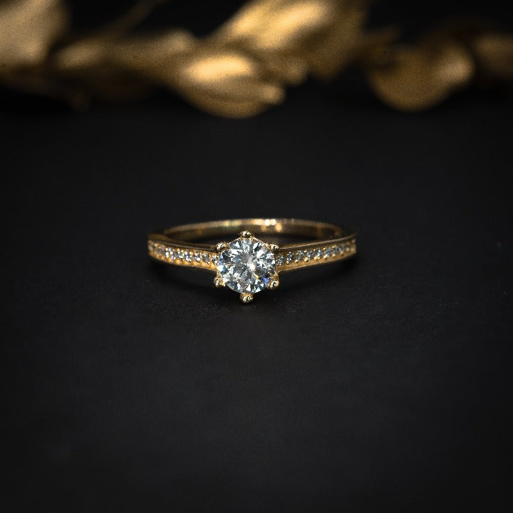 Anillo de compromiso con diamante natural de .50ct con certificación GIA y 18 diamantes laterales elaborado en oro amarillo de 14 kilates