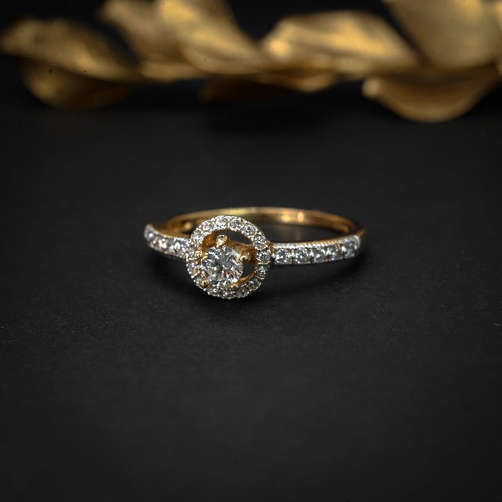Anillo de compromiso con diamante natural central de .25ct y 25 diamantes naturales laterales elaborado en oro amarillo de 14 kilates