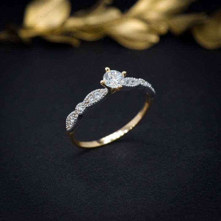 Anillo de compromiso con diamante natural de .25ct y 10 diamantes laterales elaborado en oro amarillo de 14 kilates