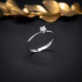 Anillo de compromiso con diamante natural .13ct en oro blanco de 14 kilates