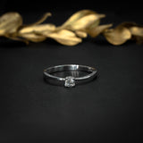 Anillo de compromiso con diamante natural .13ct en oro blanco de 14 kilates