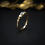 Anillo de compromiso con diamante natural de .20ct y 12 diamantes laterales elaborado en oro amarillo de 14 kilates