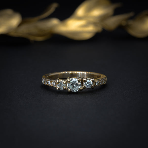 Anillo de compromiso con diamante natural de .20ct y 12 diamantes laterales elaborado en oro amarillo de 14 kilates