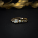 Anillo de compromiso con diamante natural de .20ct y 12 diamantes laterales elaborado en oro amarillo de 14 kilates