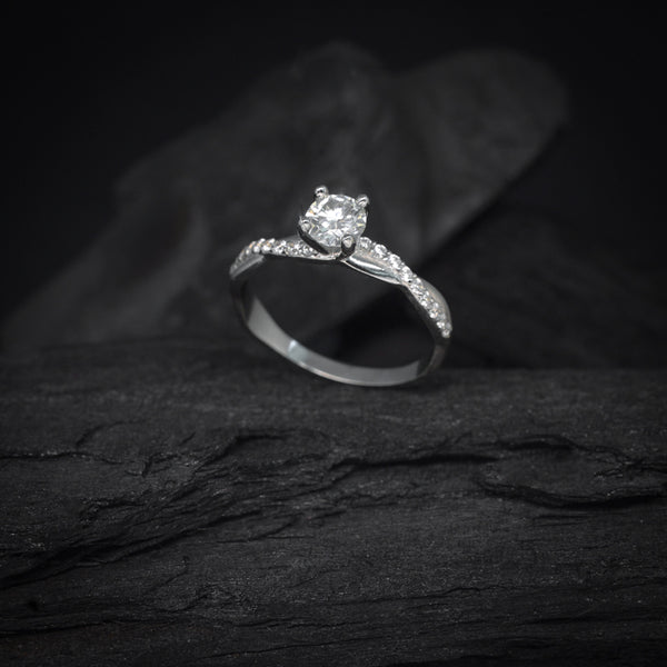 Anillo de compromiso con diamante natural central de .30ct con certificación GIA y 18 diamantes naturales laterales elaborado en oro blanco de 18 kilates