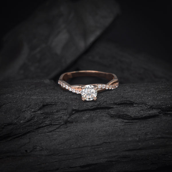 Anillo de compromiso con diamante natural de .30ct con certificación GIA diamantes laterales elaborado en oro rosa de 14 kilates