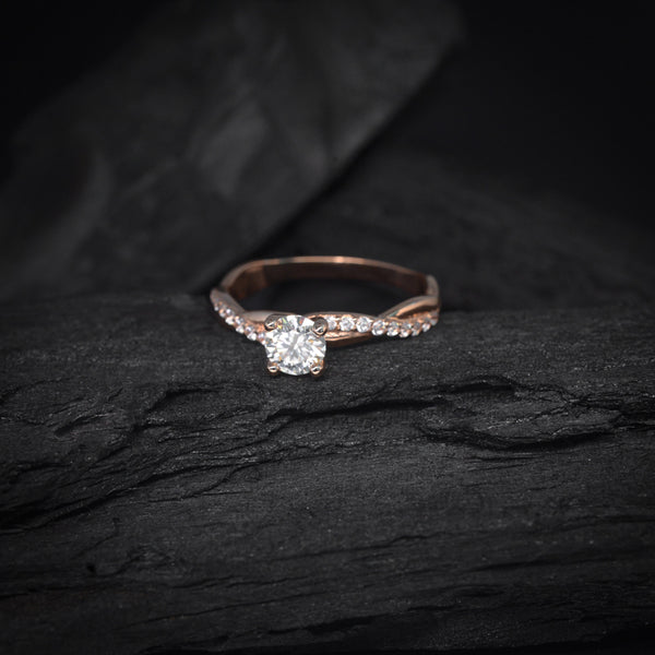 Anillo de compromiso con diamante natural central de .30ct con certificación GIA y 18 diamantes naturales laterales elaborado en oro rosa de 18 kilates