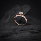 Anillo de compromiso con diamante natural central de .30ct con certificación GIA y diamantes naturales laterales elaborado en oro rosa de 14 kilates