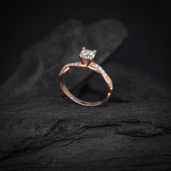 Anillo de compromiso con diamante natural central de .50ct con certificación GIA y 18 diamantes naturales laterales elaborado en oro rosa de 14 kilates