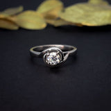 Anillo de compromiso con moissanita de .50ct con certificado GRA elaborado en oro blanco de 14 kilates