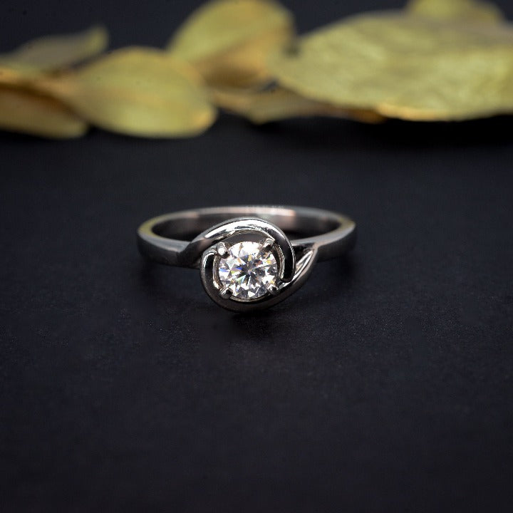 Anillo de compromiso con moissanita de .50ct con certificado GRA elaborado en oro blanco de 14 kilates