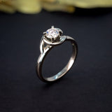 Anillo de compromiso con moissanita de .50ct con certificado GRA elaborado en oro blanco de 14 kilates