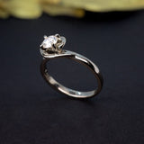 Anillo de compromiso con moissanita de .50ct con certificado GRA elaborado en oro blanco de 14 kilates