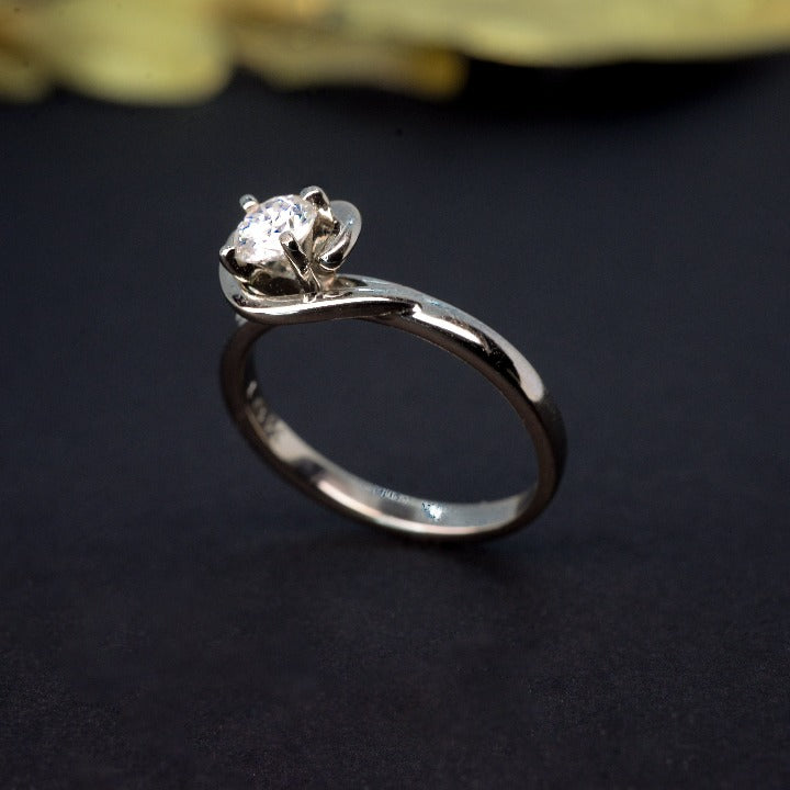 Anillo de compromiso con moissanita de .50ct con certificado GRA elaborado en oro blanco de 14 kilates