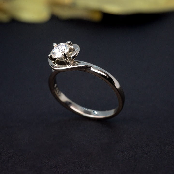 Anillo de compromiso con diamante natural de .50ct con certificación GIA elaborado en oro blanco de 14 kilates