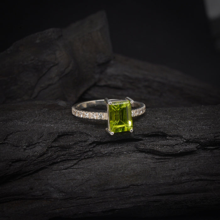 Anillo de compromiso con peridoto natural y 12 diamantes laterales elaborado en oro blanco de 14 kilates