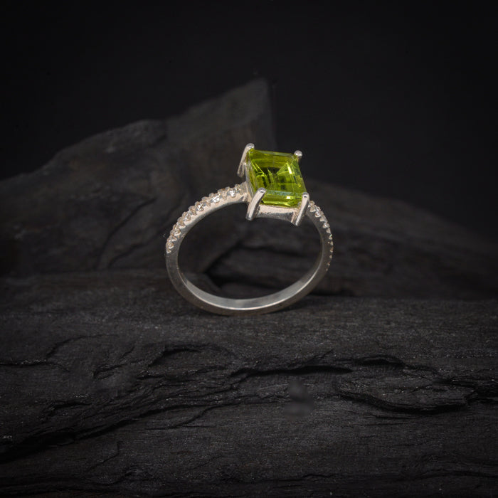 Anillo de compromiso con peridoto natural y 12 diamantes laterales elaborado en oro blanco de 14 kilates